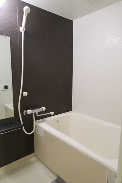 バス・シャワールーム　追い焚き付のバスルームです