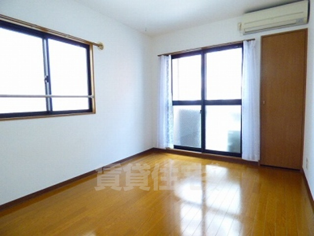 居室・リビング　同建物　別部屋