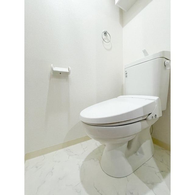 トイレ　落ち着いた色調のトイレです