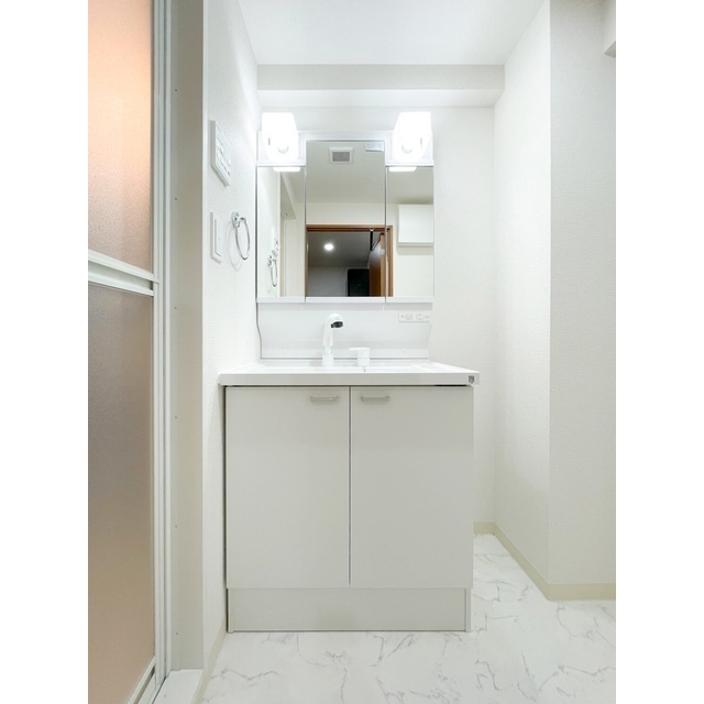 洗面設備　明るい洗面所です