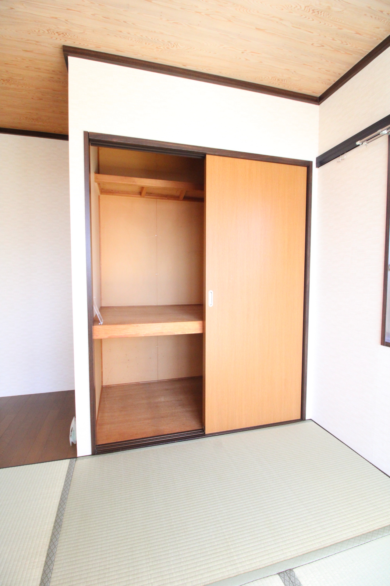 収納　奥に位置する和室5.4帖間には1間の収納があります！！