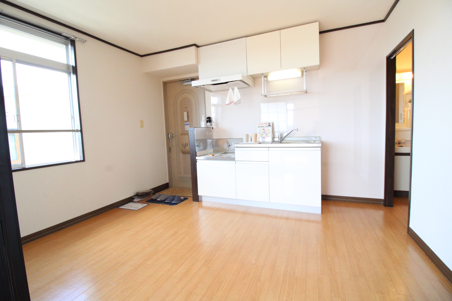 キッチン　玄関を入るとDKになりますが、窓も有りとても明るいキッチン！