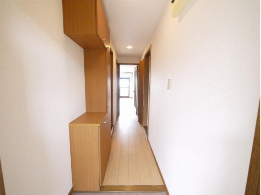 玄関　収納が多い。鍵など置くと忘れ物がありません。