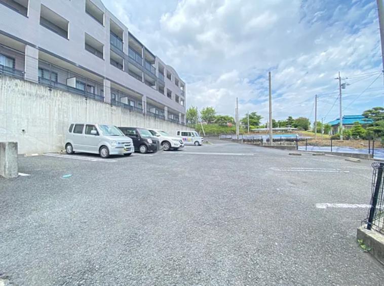 駐車場　敷地内駐車場、東側が駐車場で採光と見晴らしが良好！