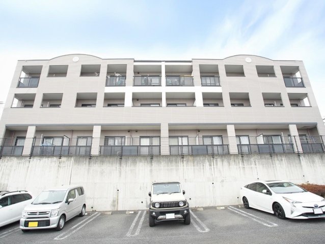 建物外観　この辺では一番高い場所にあるマンションです。海まで見えます。