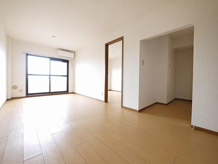 居室・リビング　日当たり良好なリビングダイニング、エアコン付き。