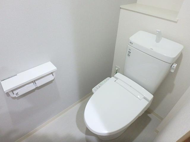 トイレ　小物が置けるトイレットペーパーホルダー付きです