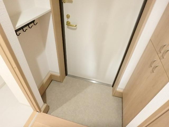 玄関　フック付き・シューズボックス付きの玄関です