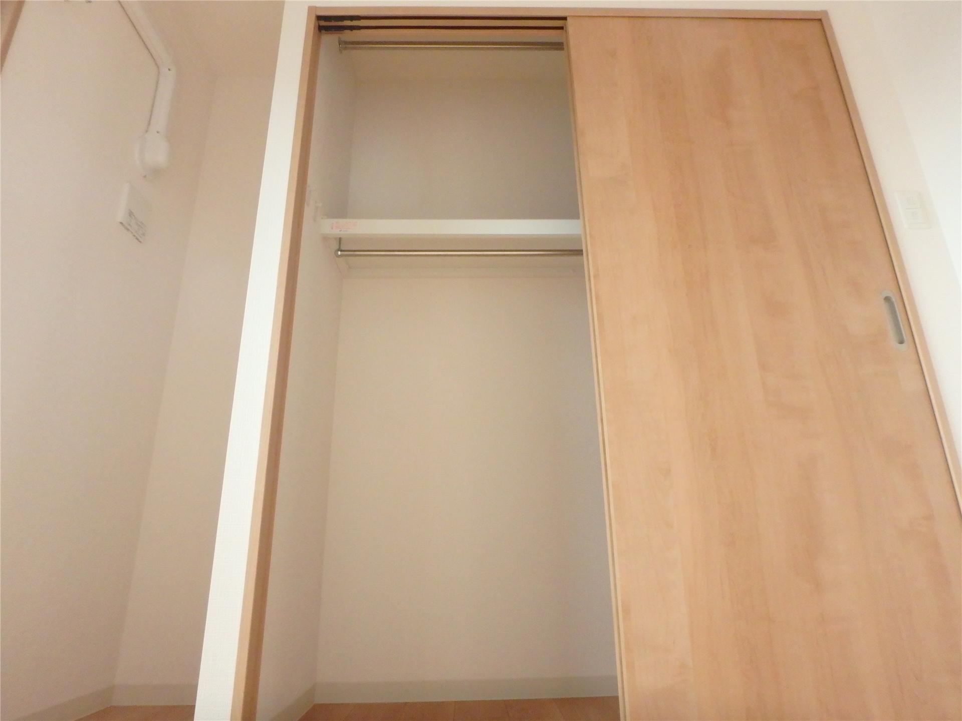 収納　上部にもハンガーバーがあります