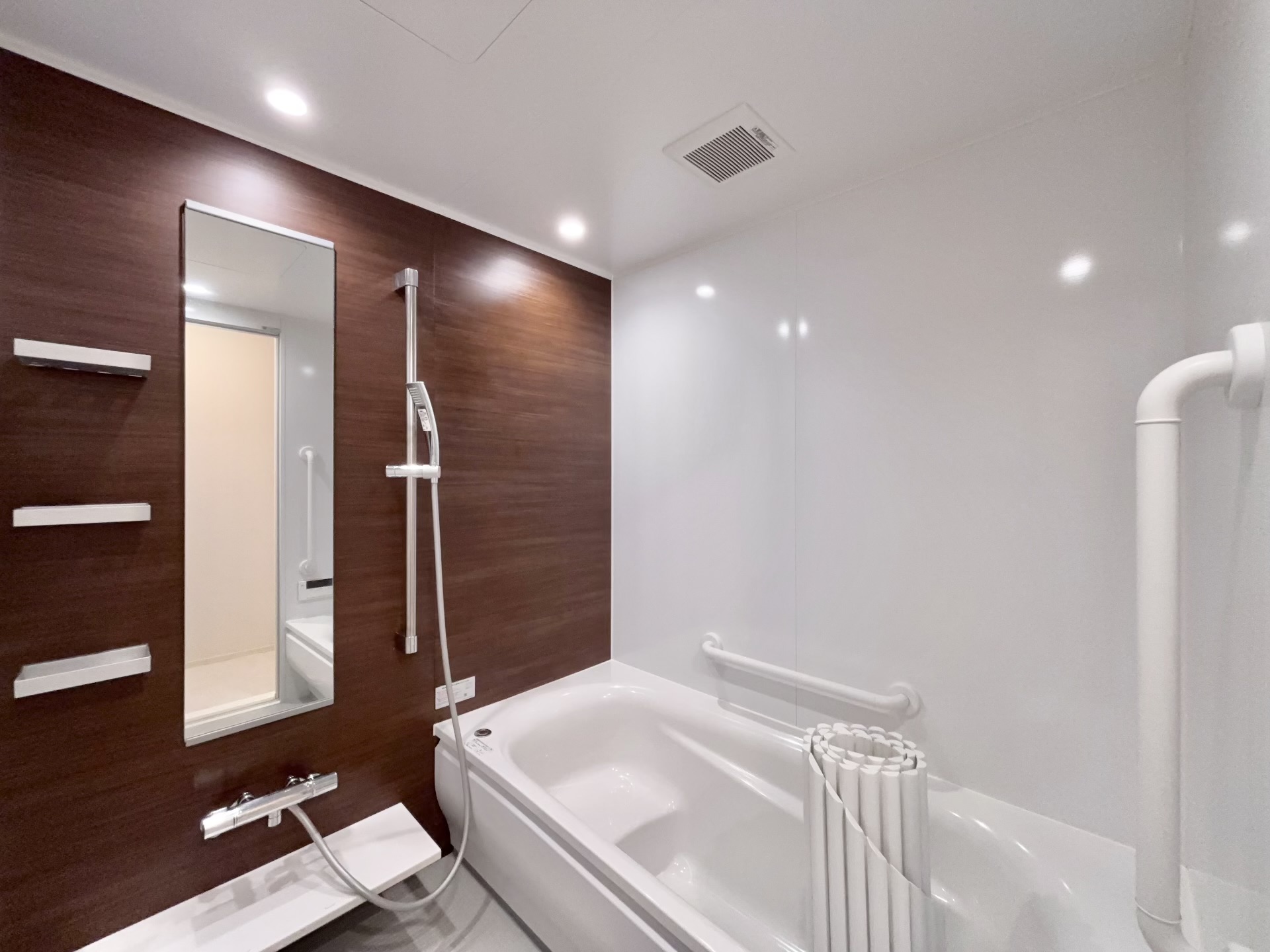 バス・シャワールーム　広々一坪お風呂部分・浴室追炊き機能付き。明るくピカピカ！