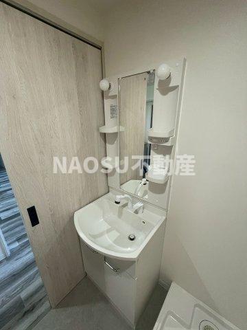 洗面設備　明るい洗面所です