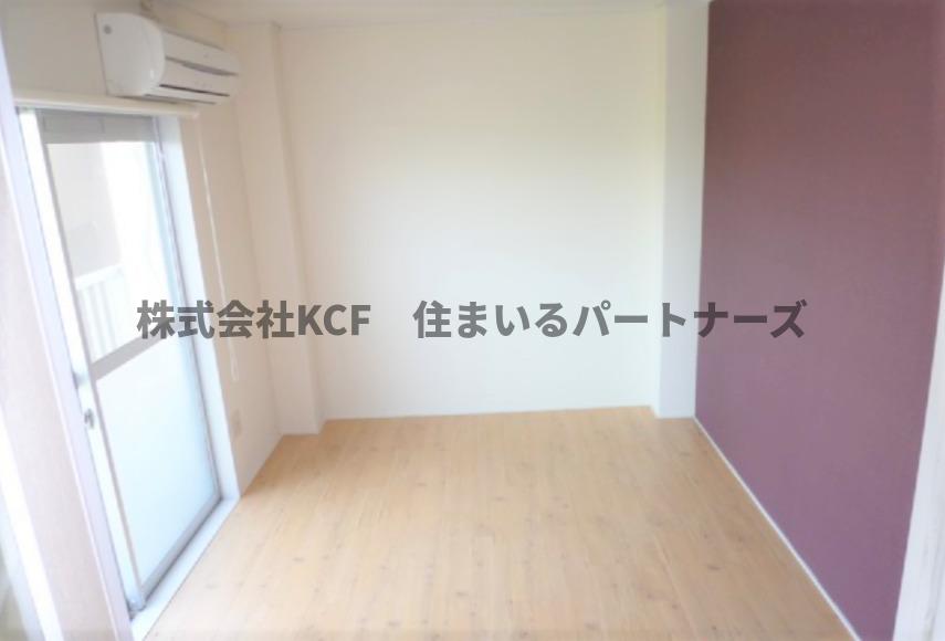 その他　落ち着いた色調の洋室です