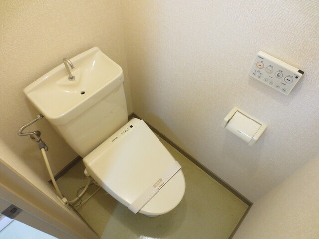 トイレ　２０２　温水洗浄暖房便座トイレ