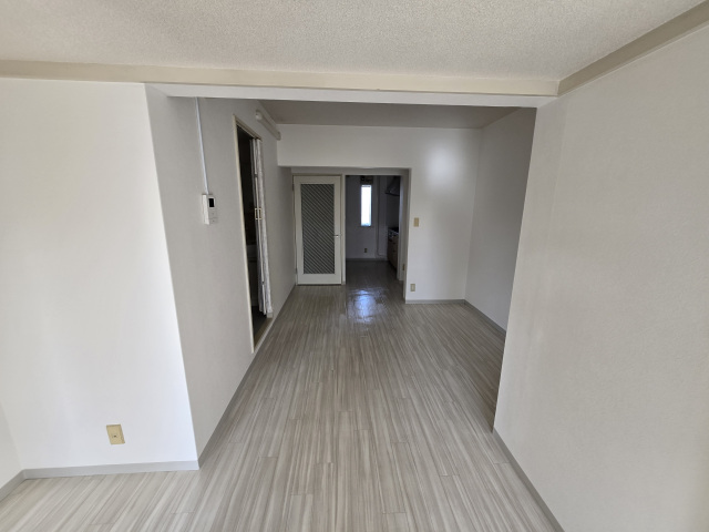 その他部屋・スペース　リビング９帖（洋室６帖側から撮影）