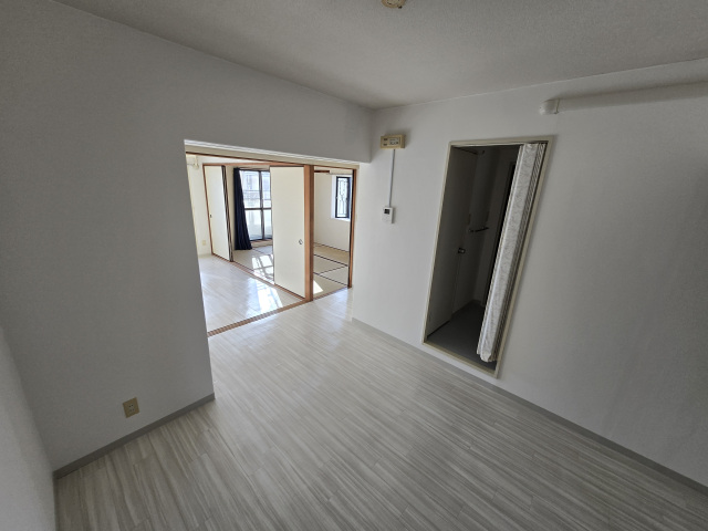 居室・リビング　９帖のリビング（キッチン側から撮影）