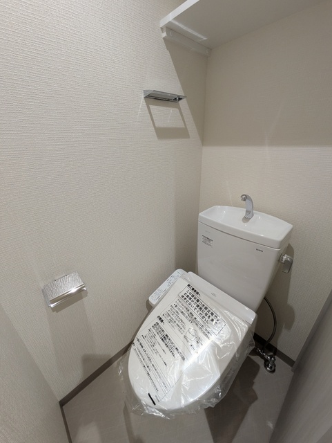 トイレ　同タイプ参考写真（配色形状等異なる場合があります）