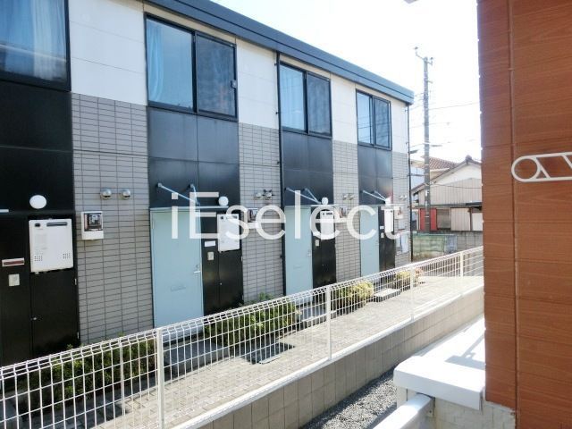 眺望　隣の建物との距離もあるので日の光も入ってきます。。