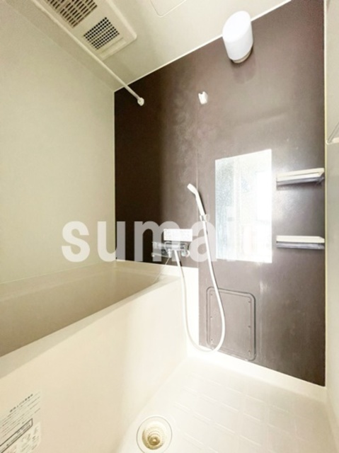 バス・シャワールーム　明るい浴室です。