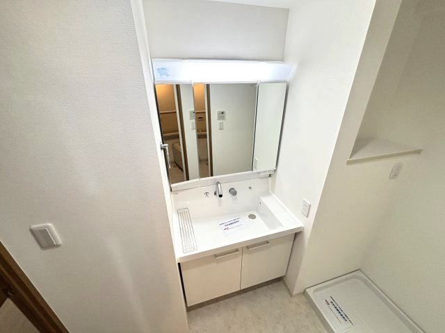 洗面設備　人気の3面鏡の独立洗面台★