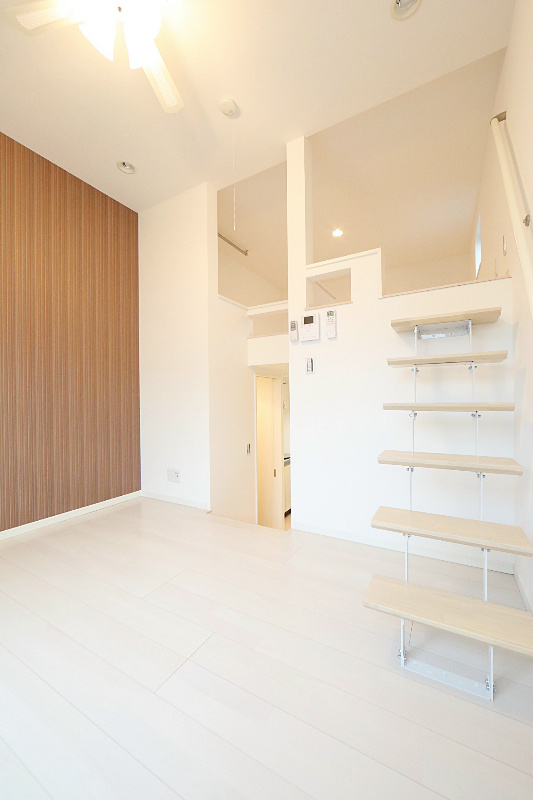 居室・リビング　洋室5.6帖　１階の玄関から階段で洋室へ