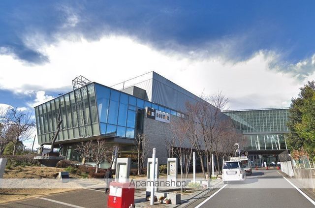 図書館　中央図書館（図書館）まで883m