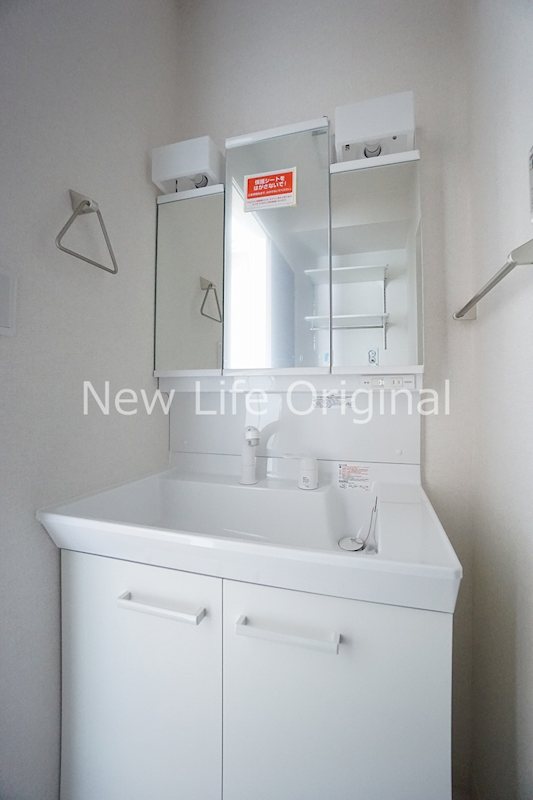 洗面設備　シャワー付き洗面台で朝の支度も楽にできます☆