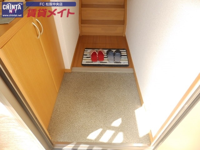 玄関　同物件別室反転タイプ画像