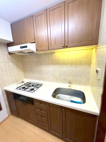 キッチン　ガスコンロ３口グリル付のキッチン