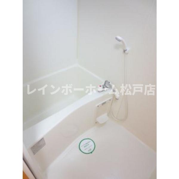 バス・シャワールーム　落ち着いた空間のお風呂です