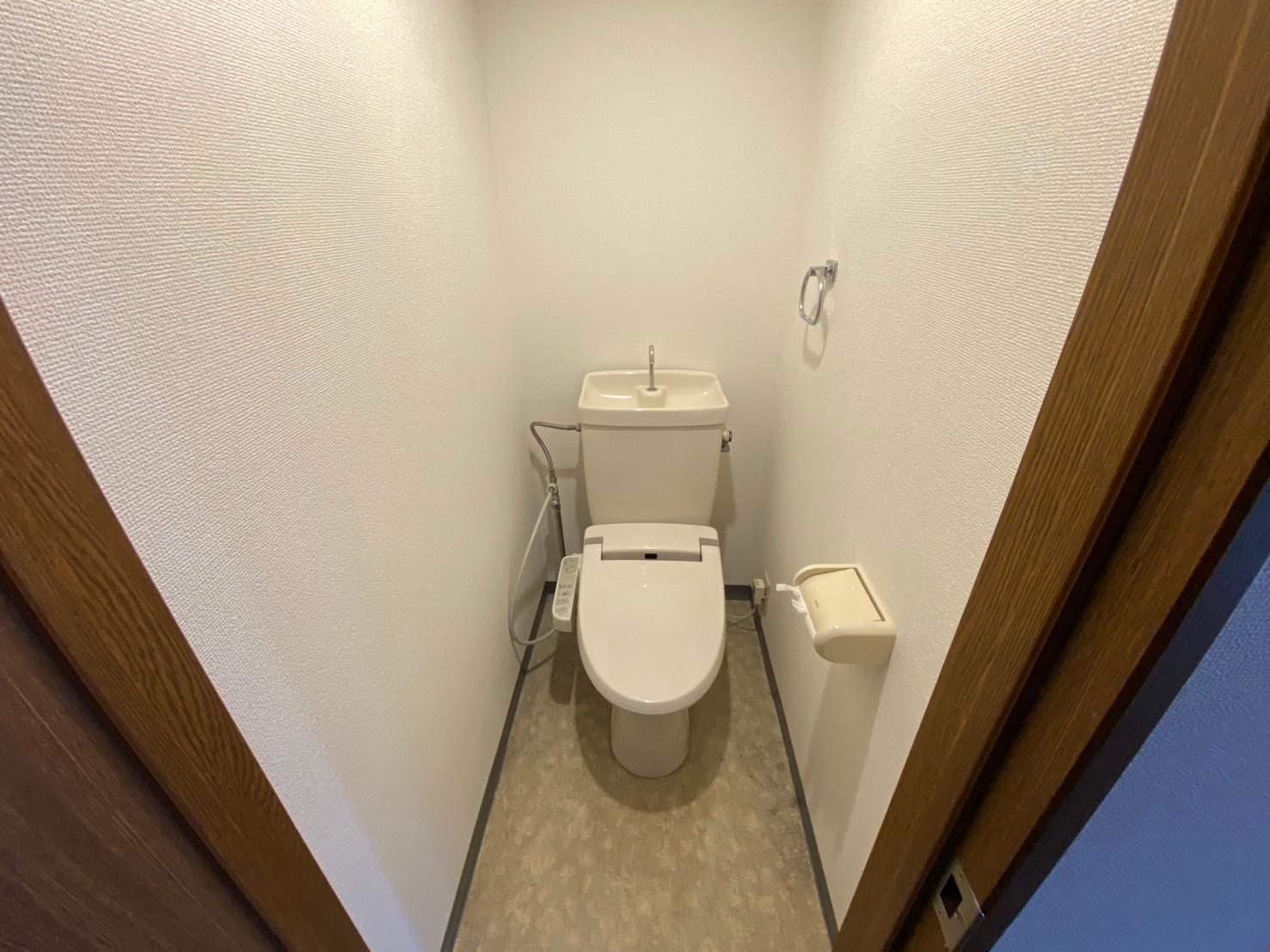 トイレ　温水洗浄便座付きのトイレです