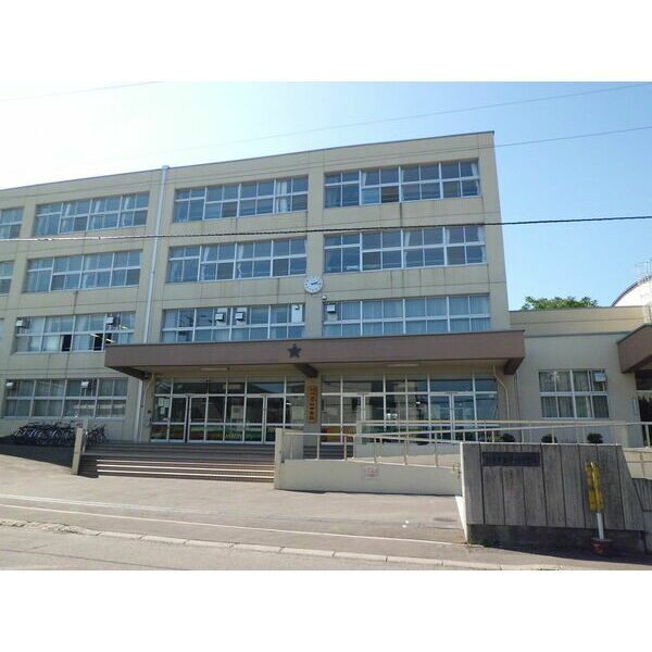 中学校　札幌市立琴似中学校（中学校）まで323m