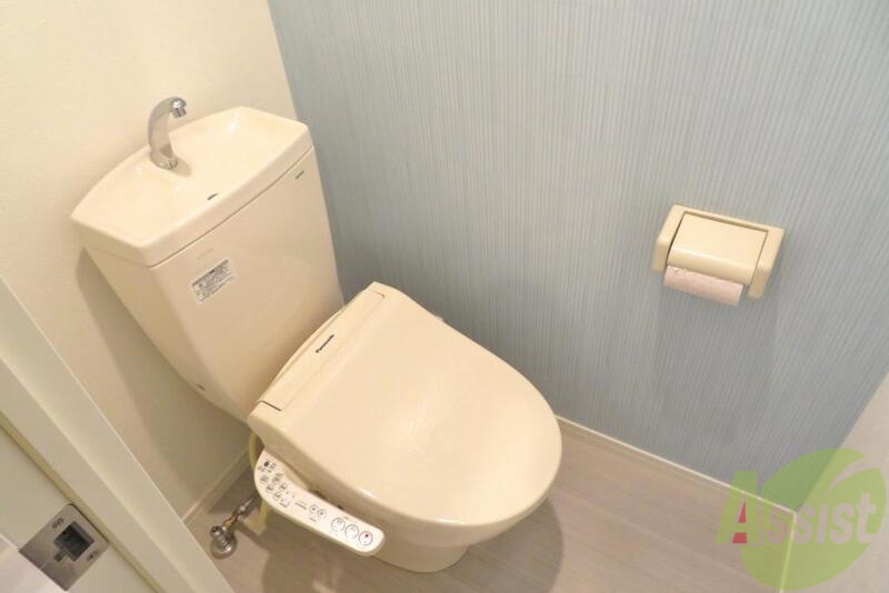 トイレ　トイレにはウォシュレット完備、水色の壁紙もポイントですね