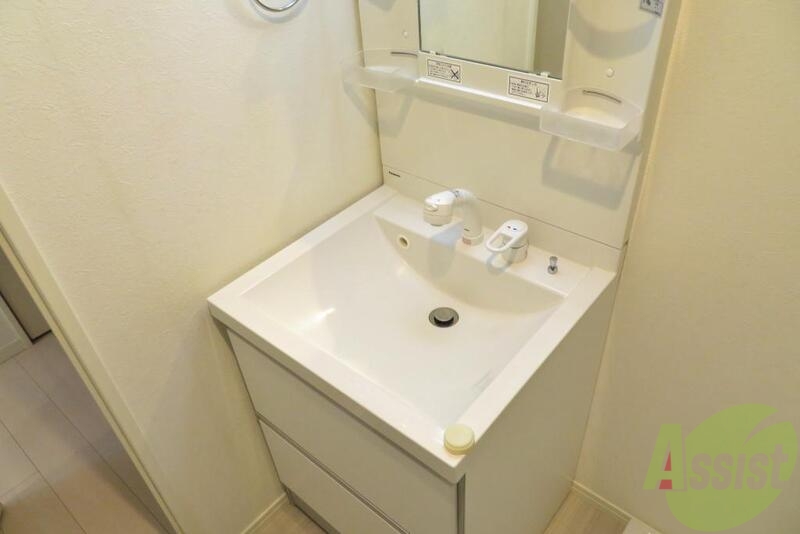 洗面設備　脱衣所内には洗面化粧台もあります、歯磨き洗顔はこちらで