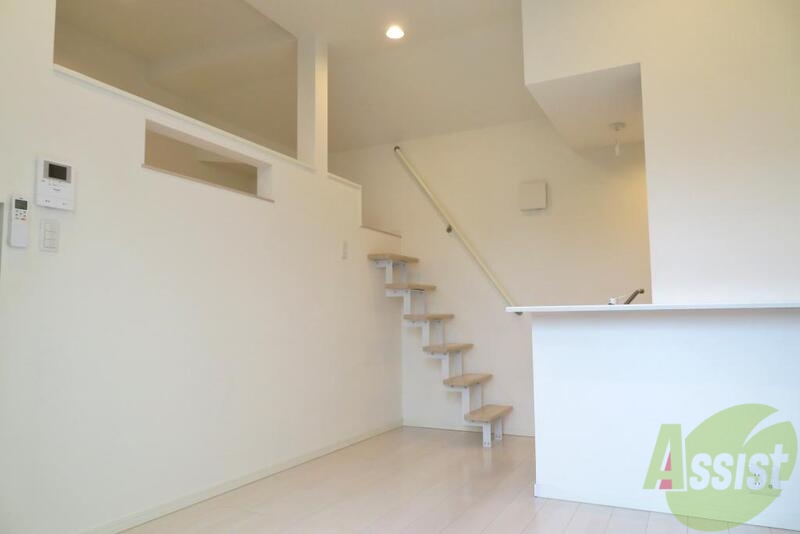 居室・リビング　白を基調とした大型ロフト付きの素敵なお部屋です