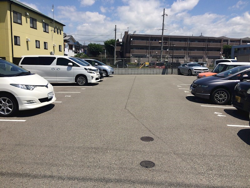 駐車場　敷地内駐車場も広いです