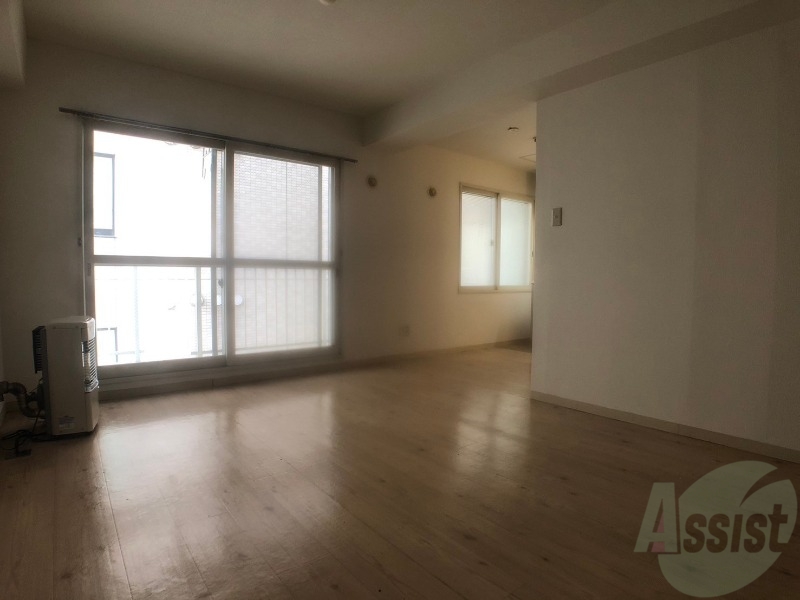 居室・リビング　木目のフローリングは落ち着きのある印象のお部屋になりますね。