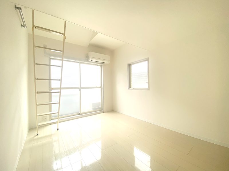 居室・リビング　洋室6帖　角部屋、南西向き2面採光の明るいお部屋です