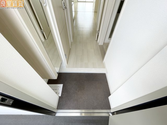 玄関　※写真は同物件の別部屋のものを流用しております。現状を優先し