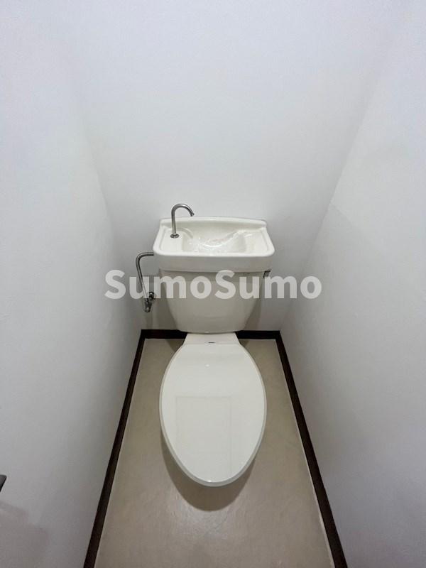 トイレ　落ち着いた色調のトイレです