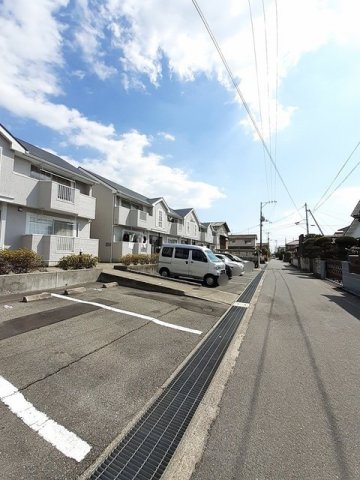 駐車場　駐車場があるので、車を買う予定の方も安心です