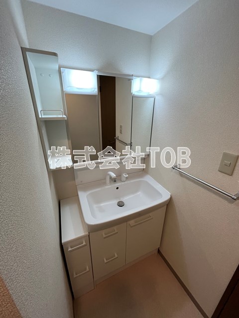 洗面設備　3面鏡　シャンプードレッサー※同間取り反転タイプ写真です