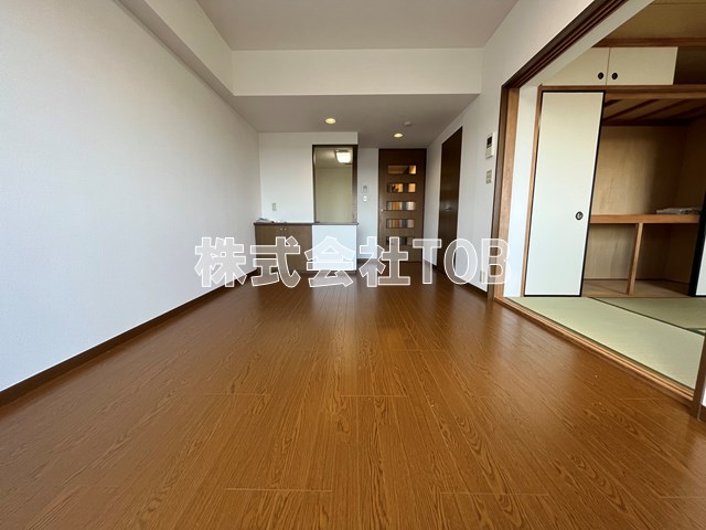 居室・リビング　13.4帖※同間取り反転タイプ写真です