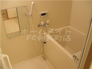 バス・シャワールーム　コンパクトで使いやすいお風呂です