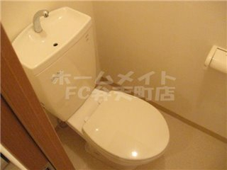 トイレ　落ち着いた色調のトイレです