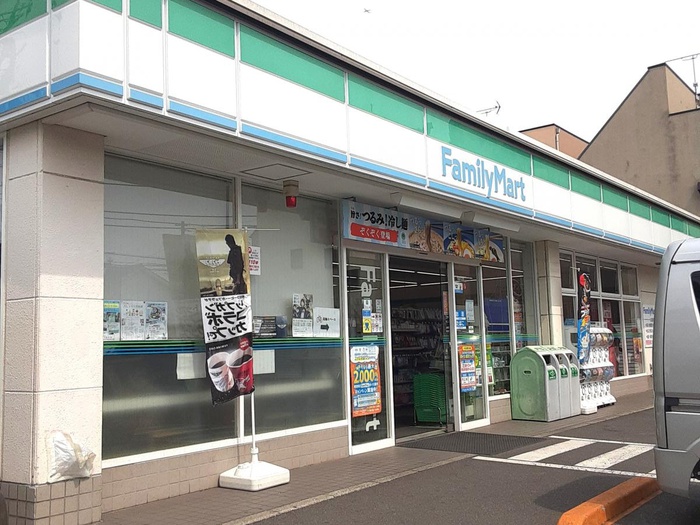 コンビニ　ファミリーマート（コンビニ）まで300m