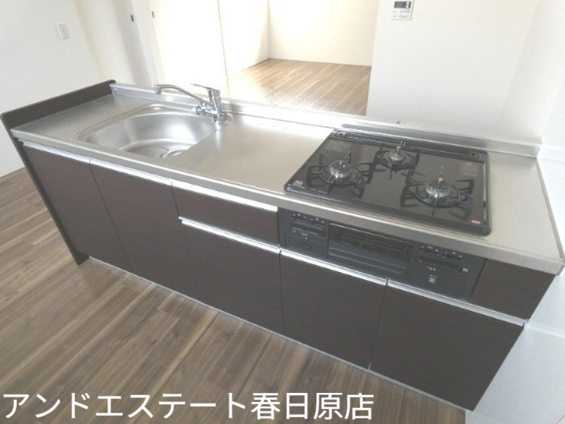 キッチン　便利な３口コンロ付き