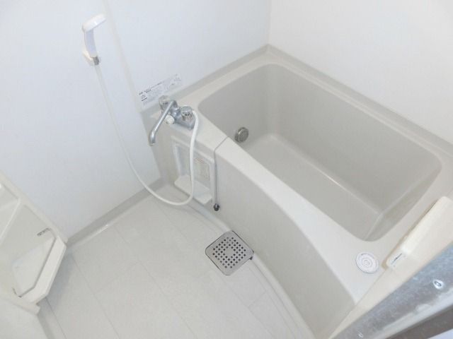 バス・シャワールーム　キレイなバスルーム！窓付きで換気ができますよ！