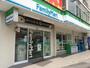 コンビニ　ファミリーマート 西日暮里四丁目店（コンビニ）まで374m