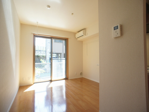 居室・リビング　10.7帖のワンルーム。フローリング張りのお部屋です。