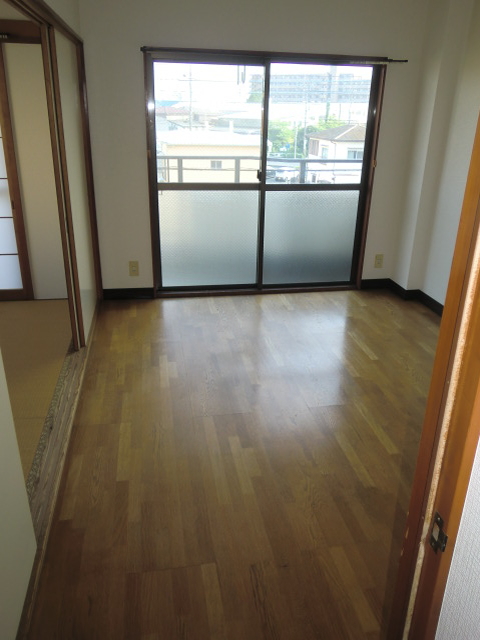 イイヤママンションの居間写真